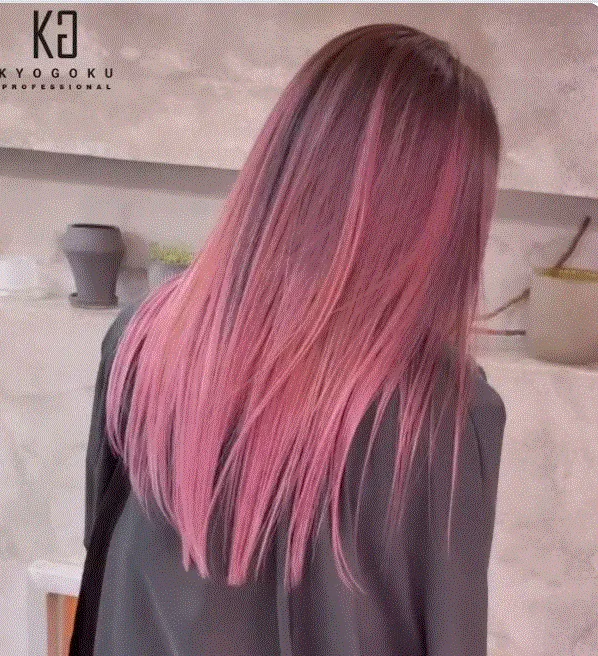 髪色をピンクにするカラートリートメントはKYOGOKUカラーセラム（ファンシービビットピンク）